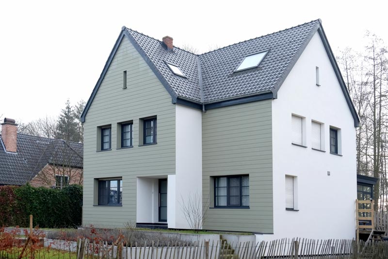 Voorbeeldproject 2 — gevelrenovatie met steenstrips en isolatie